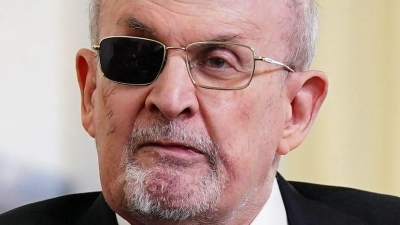 Rushdie sprach mit dem Magazin „Tatler“ über das Attentat. (Archivbild) (Foto: Jacob King/PA Wire/dpa)