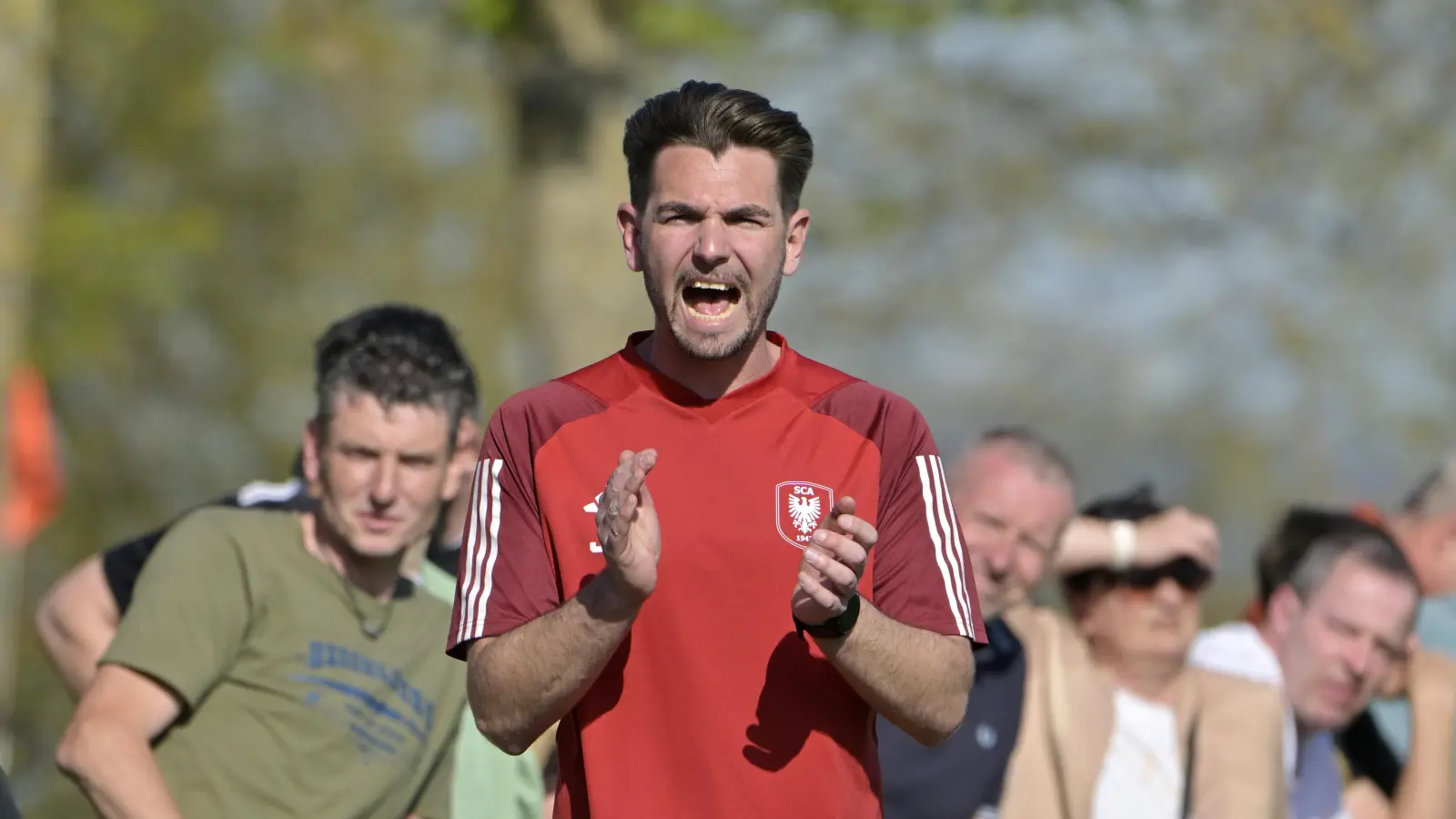 Es geht los: SCA-Trainer Jannis Jüttner feuert seine Truppe an. (Foto: Martin Rügner)