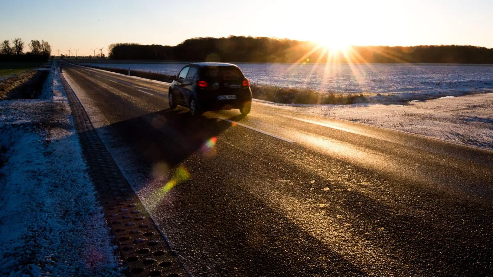 Gerade bei schwankenden Temperaturen um den Gefrierpunkt kann sich die Straßenoberfläche ständig verändern. (Foto: Julian Stratenschulte/dpa/dpa-tmn)