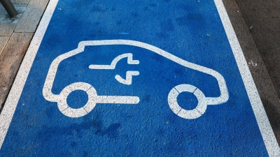 Bevor man so eine Fläche mit dem eigenen E-Auto zum Laden befahren darf, muss eine Kaufentscheidung her. Und die richtet sich nach Auswahlkriterien wie Akkugröße und Ladeleistung zum Schnellladen sowie Platzangebot. (Foto: Jan Woitas/dpa)