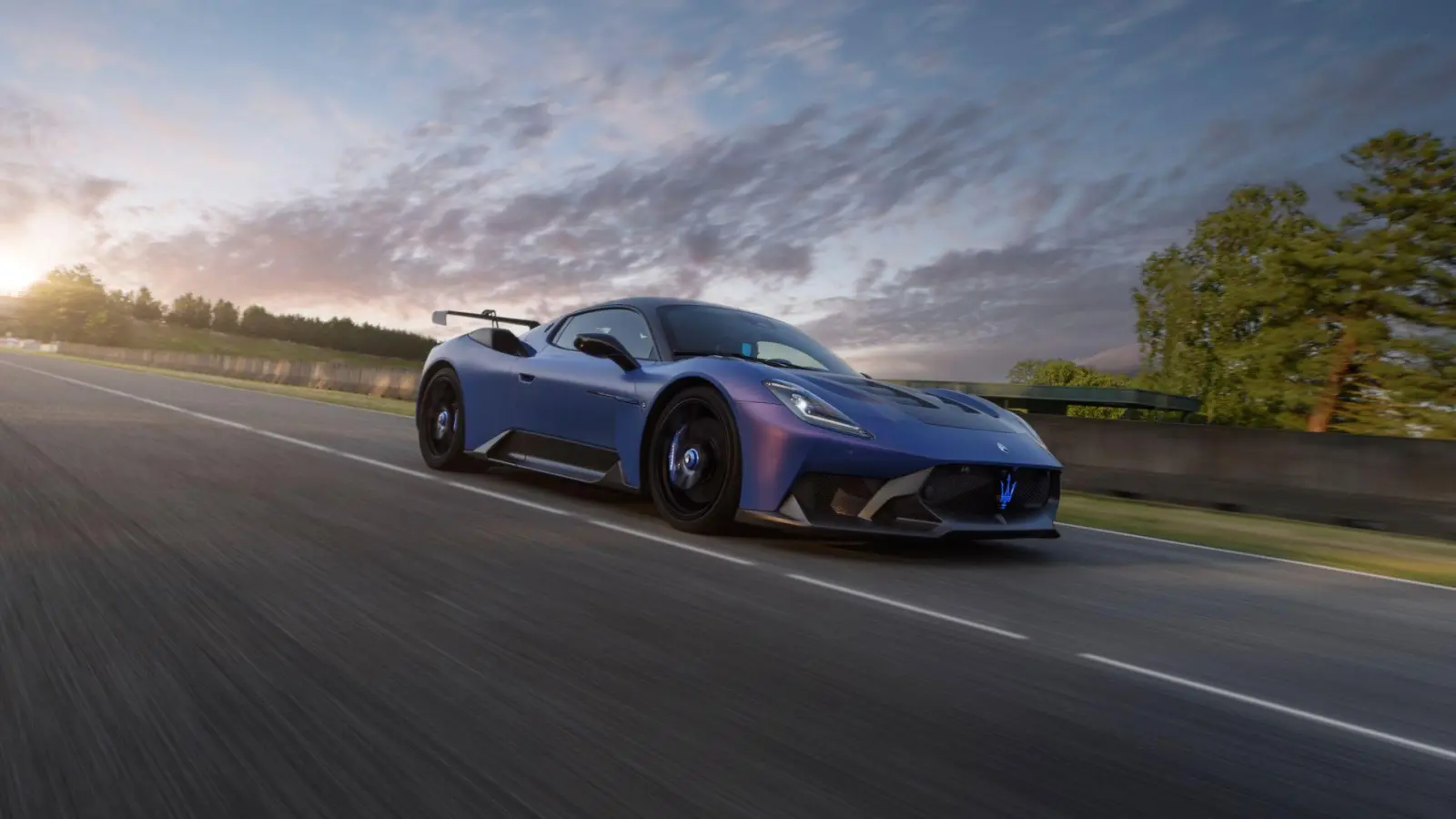 Damit der Fahrer bei einem Tempo bis zu 325 km/h die Kontrolle behält, gibt es im Innern des Maserati MC20 GT2 Stradale ergonomischere Bedienelemente, ein Lenkrad mit Schalthinweisen und Sitze mit mehr Seitenhalt. (Foto: Maserati/dpa-tmn)