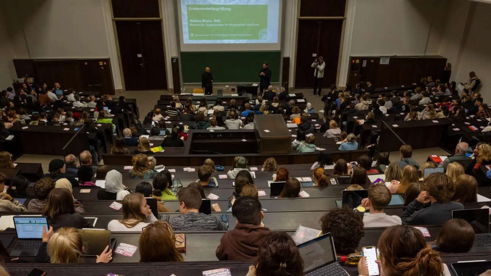 Die Exmatrikulation ist das schärfste Schwert im Strafenkatalog der Hochschulen. Bisher unterscheiden sich an den Hochschulen in Bayern aber die Regelungen. Das soll sich ändern. (Symbolbild)  (Foto: Peter Kneffel/dpa)
