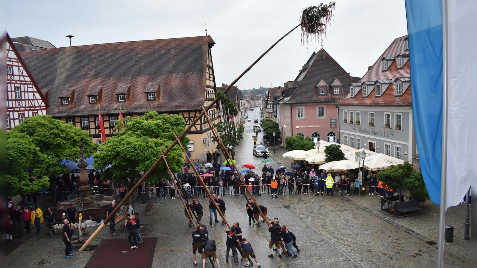 Schneller als sonst hatten die Ficht’n Lupfer die Kirchweihfichte in die Senkrechte gehievt. (Foto: Ute Niephaus)