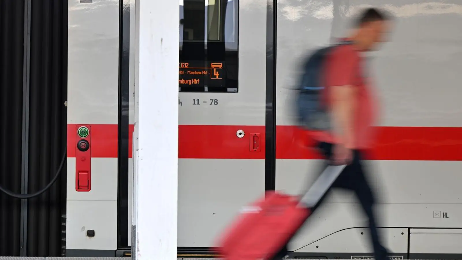 Die Bahn dürfte auch vom Anstieg der Spritpreise profitiert haben. (Archivbild) (Foto: Peter Kneffel/dpa)