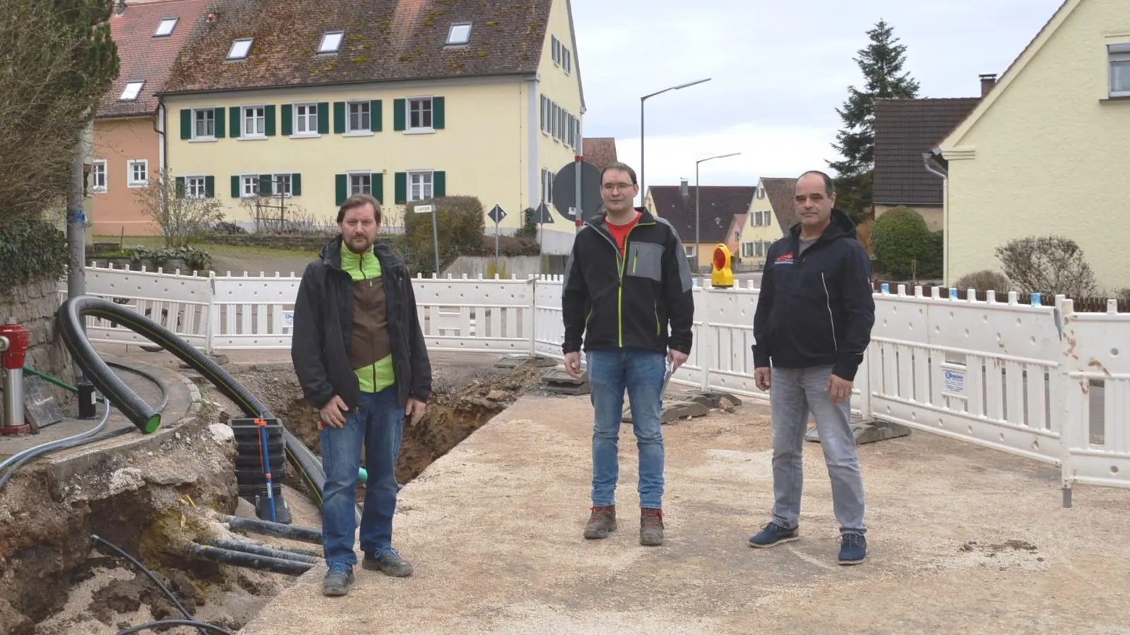 Leitungen für ein Nahwärmenetz werden in Geilsheim verlegt. Die Vorstände der Nahwärme-Genossenschaft, Jörg Fackler, Armin Schmutterer und Stefan Bickel (von links), informierten über eine Vollsperrung der Staatsstraße durch Geilsheim ab Montag, 3. April. (Foto: Peter Tippl)