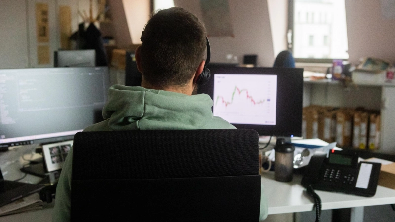 Beim inzwischen verbreiteten Cybertrading-Betrug versuchen kriminelle Banden, Menschen zu vermeintlich sicheren Investitionen zu drängen. Der Schaden ist immens. (Symbolbild: Evi Lemberger)