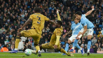 Omar Marmoush (r) von Manchester City erzielt das 2:0. (Foto: Ian Hodgson/AP/dpa)