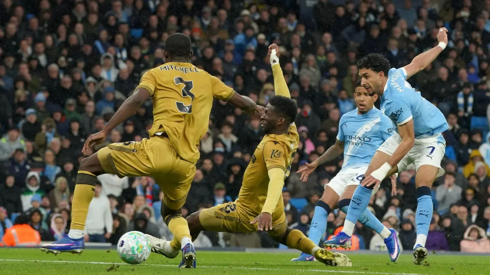 Omar Marmoush (r) von Manchester City erzielt das 2:0. (Foto: Ian Hodgson/AP/dpa)