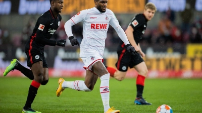 Kölns Anthony Modeste schießt das Tor zum Sieg gegen Eintracht Frankfurt. (Foto: Rolf Vennenbernd/dpa)