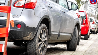 Ein Auto in der Bremer Innenstadt wurde aufgesetzt auf dem Gehweg abgestellt. Eine Aktion soll auf die Probleme dadurch aufmerksam machen. (Symbolbild)  (Foto: Sina Schuldt/dpa)