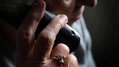 Nachdem er als Bandenmitglied alte Menschen mittels Schockanrufen betrogen hat, soll ein in Deutschland geborenen Ausländer das Land verlassen. (Symbolbild) (Foto: Karl-Josef Hildenbrand/dpa)