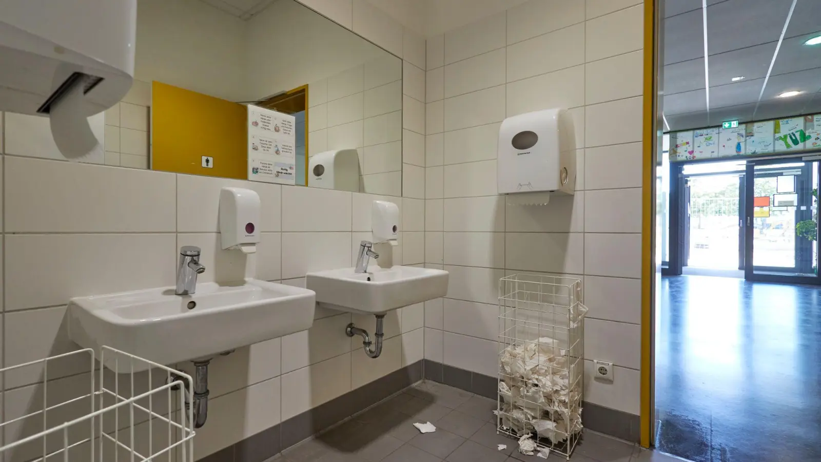 Tatort Schultoilette: Immer wieder tauchen an Mittelfrankens Schulen Schmierereien auf, die Probleme bereiten. (Foto: Jörg Carstensen/dpa)