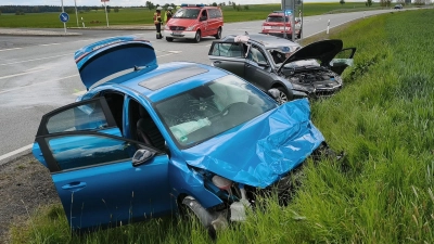 Bei einem Unfall auf der Bundesstraße 299 bei Mitterteich (Landkreis Tirschenreuth) sind sechs Menschen verletzt worden. (Foto: Peter Nickl/NEWS5/dpa)