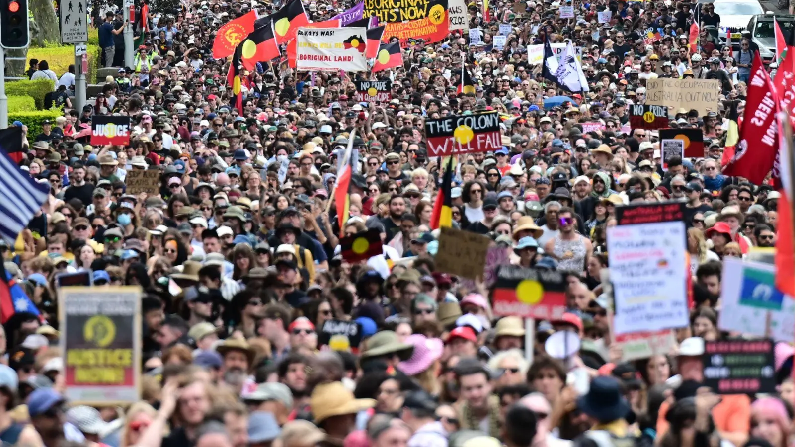 Traditionell protestieren am Nationalfeiertag Zehntausende gegen den „Invasion Day“, wie sie den Tag nennen. (Foto: Dean Lewins/AAP/dpa)