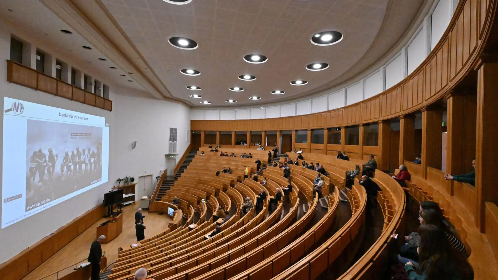 An den deutschen Hochschulen arbeiteten Ende 2023 etwas mehr Menschen als noch im Vorjahr. (Symbolbild) (Foto: Martin Schutt/dpa)