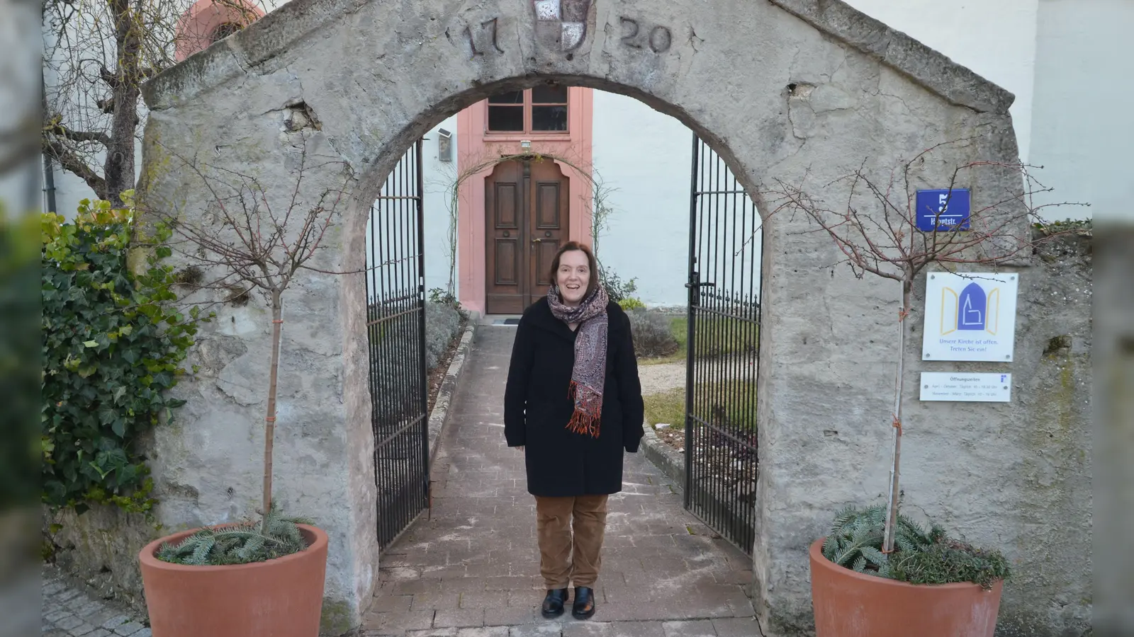 Tausende Male dürfte sie durch dieses Tor zur Kirche gegangen sein. Nun wechselt Pfarrerin Monika Bogendörfer von Hagenbüchach nach Möhrendorf im Landkreis Erlangen-Höchstadt.