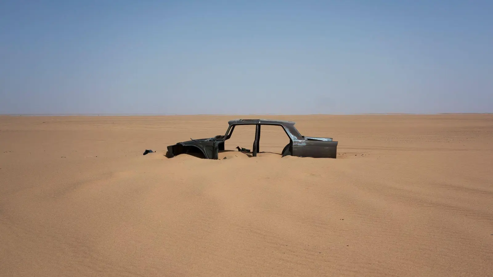 Seit 2014 sind laut IOM mehr als 5600 Migrantinnen und Migranten in der Sahara umgekommen oder verschollen (Symbolbild). (Foto: Jerome Delay/AP/dpa)