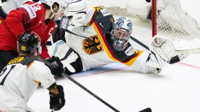 Der Schweizer Nico Hischier (l) und Deutschlands Torwart Philipp Grubauer (r) in Aktion. (Foto: Peter Schneider/KEYSTONE/dpa)