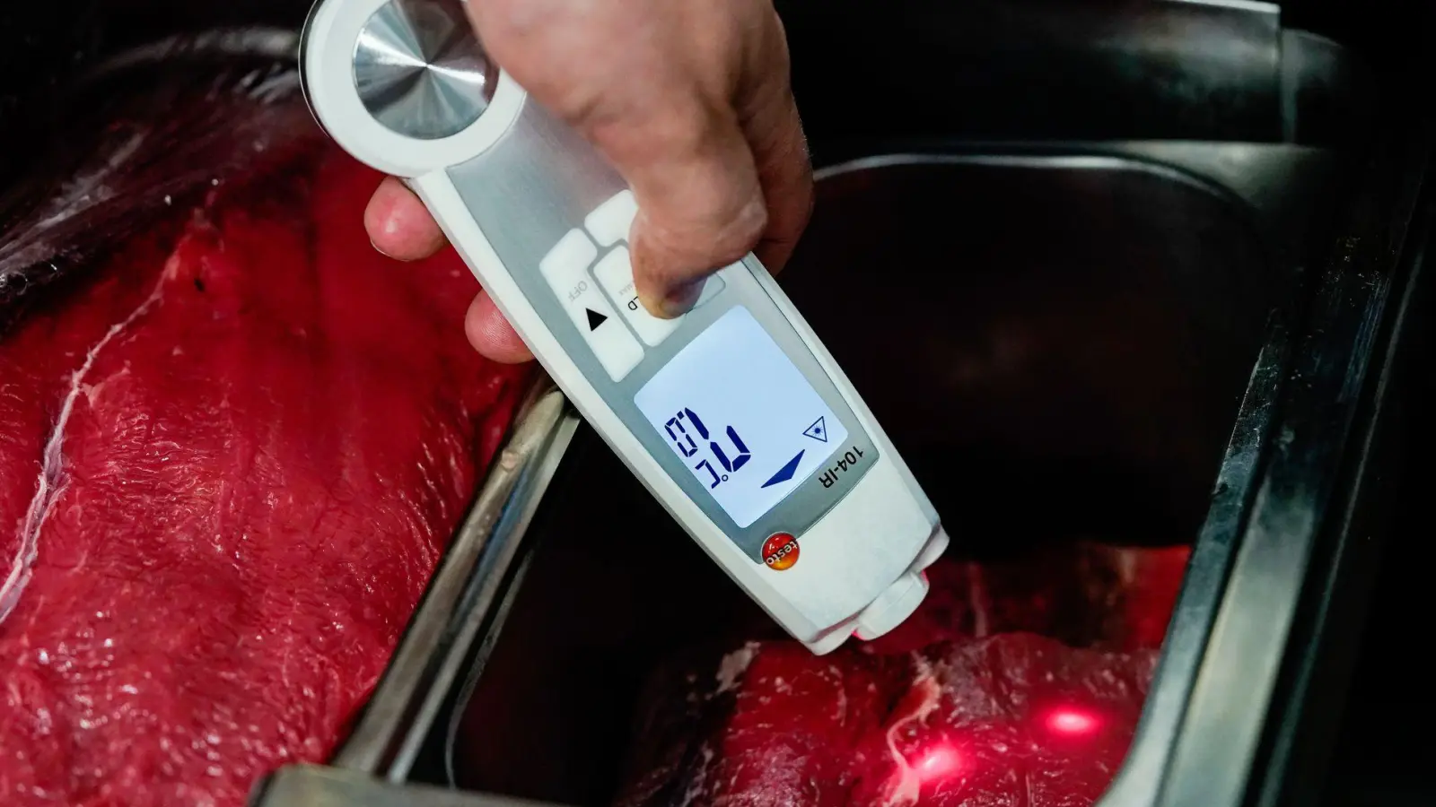 Lebensmittelkontrolleure stellen sich zu Beginn einer Kontrolle immer mit ihrem Namen vor und zeigen ihren Dienstausweis. (Symbolbild) (Foto: Uwe Anspach/dpa)