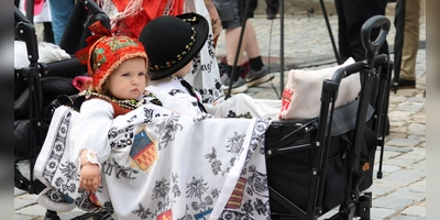 Bei jeder Art von Wetter zeigen die Siebenbürger Sachsen ihre Tradition und ihr Brauchtum. Beim rund einstündigen Trachtenumzug am Pfingstsonntag gab es von Regengüssen bis Sonnenschein jede Facette. (Foto: Martina Haas)