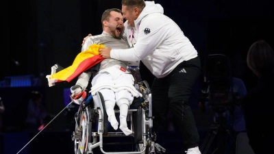 Trainer Alexander Bondar feiert mit Paralympics-Sieger Maurice Schmidt. (Foto: Julian Stratenschulte/dpa)