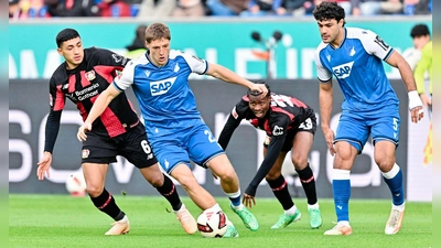 Da hatte er sein Trikot noch an: Alexander Prass (M). (Foto: Uwe Anspach/dpa)