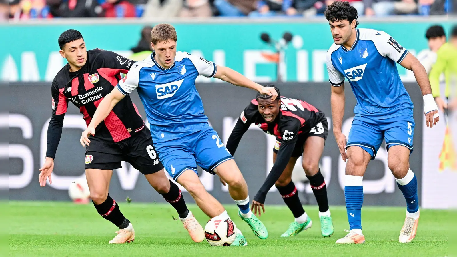 Da hatte er sein Trikot noch an: Alexander Prass (M). (Foto: Uwe Anspach/dpa)