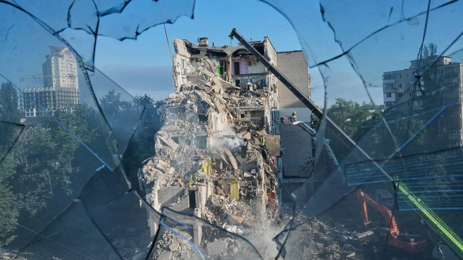 Viele Wohnhäuser in Kiew sind nach dem russischen Angriff schwer beschädigt. (Foto: Efrem Lukatsky/AP/dpa)