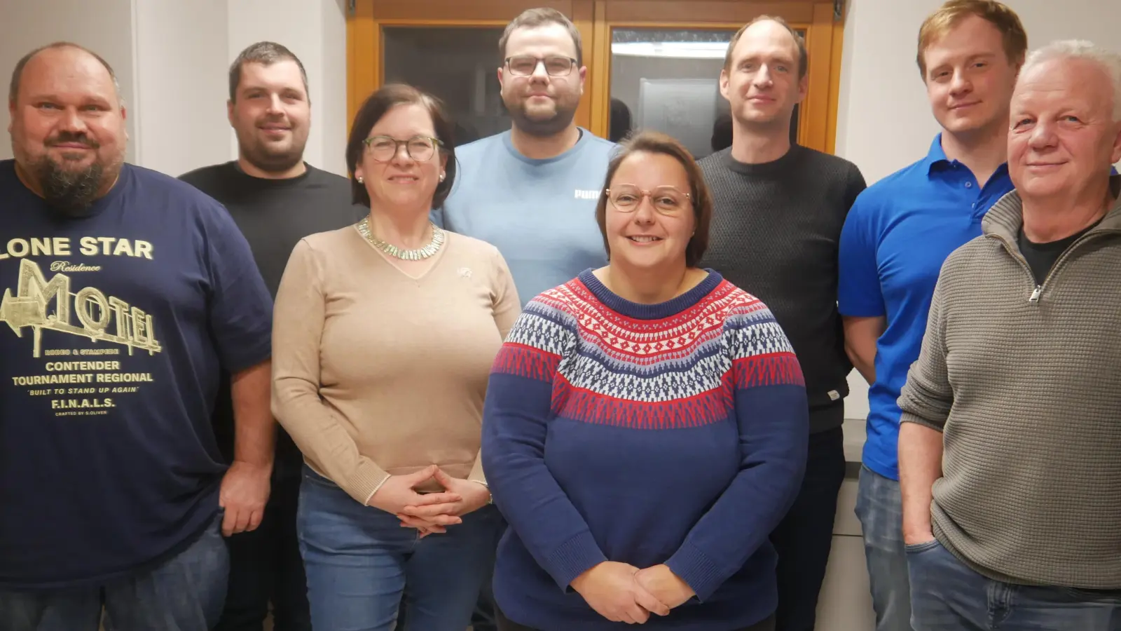 Diese Kandidatinnen und Kandidaten gehen ins Rennen um einen Sitz im Gemeinderat von Gleißenberg. Als Spitzenkandidatin stellte man Elke Hilgert (Mitte im blauen Pulli) auf. (Foto: Martina Hinkelmann )