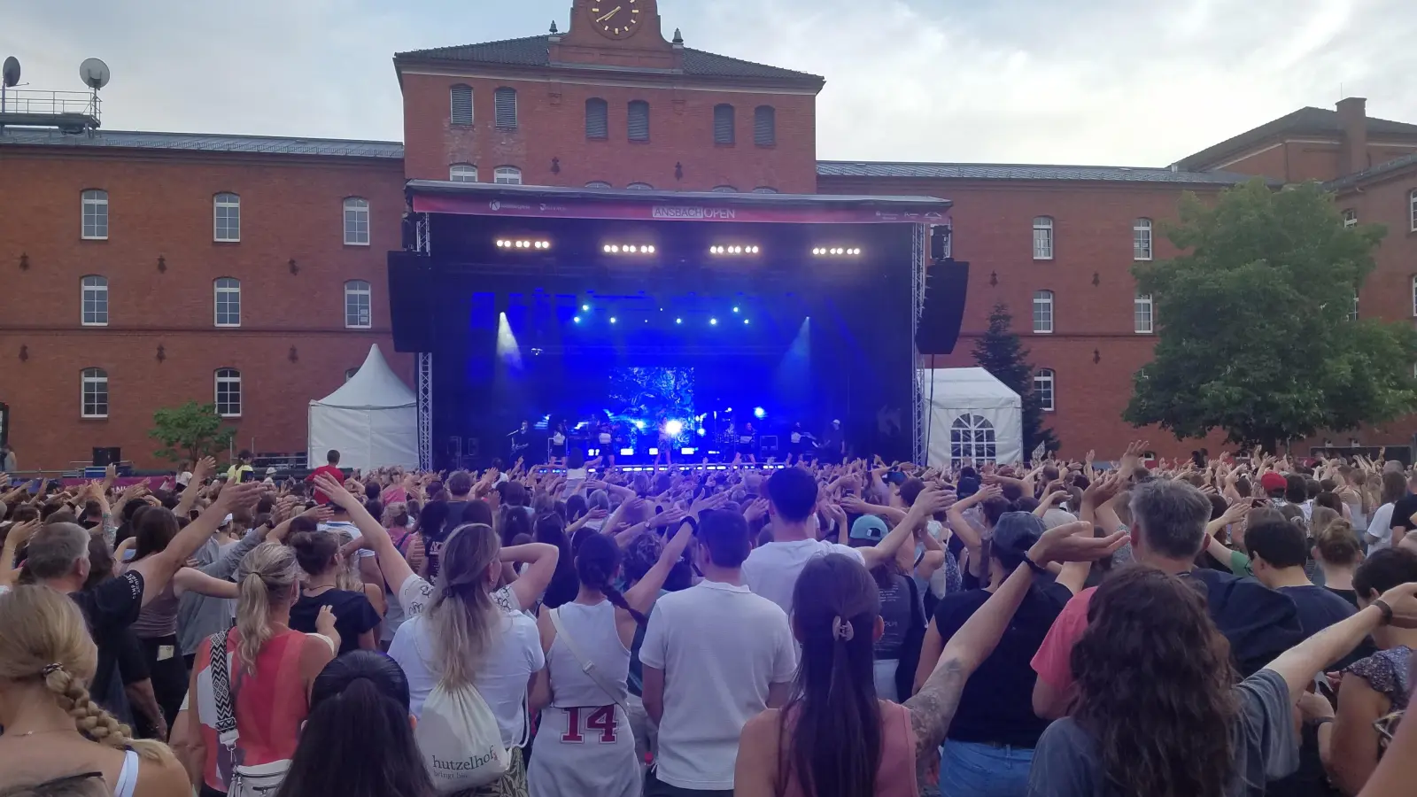 Das befürchtete Gewitter blieb aus und so herrschte auch beim Konzert von Leony Sommerstimmung bei den Ansbach Open. (Foto: Philipp Zimmermann)