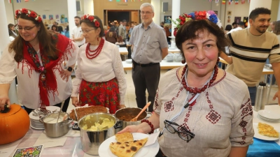 Den Rahmen bildet das Festival der Kulturen im Tagungszentrum Onoldia: Belarus und Polen taten sich für das internationale Büfett zusammen (links). Hier sieht sich auch die Integrationsbeauftragte der Stadt, Iryna Savchenko (vorne), um. (Foto: Oliver Herbst)