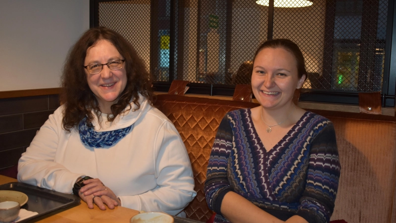 Karola Klier und Laura Hager informierten über die Arbeit des Neustädter Vereins EPECTO, der unter anderem auch Spenden für die Opfer der jüngsten Taifun-Katastrophe auf den Philippinen sammelt. (Foto: Ute Niephaus)