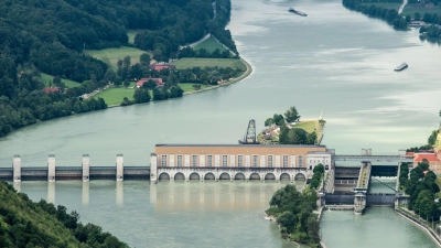 Eine Feuerwehrübung oberhalb des Wasserkraftwerks endet für einen 43-jährigen Feuerwehrmann mit schweren Verletzungen. (Symbolbild) (Foto: Armin Weigel/dpa)