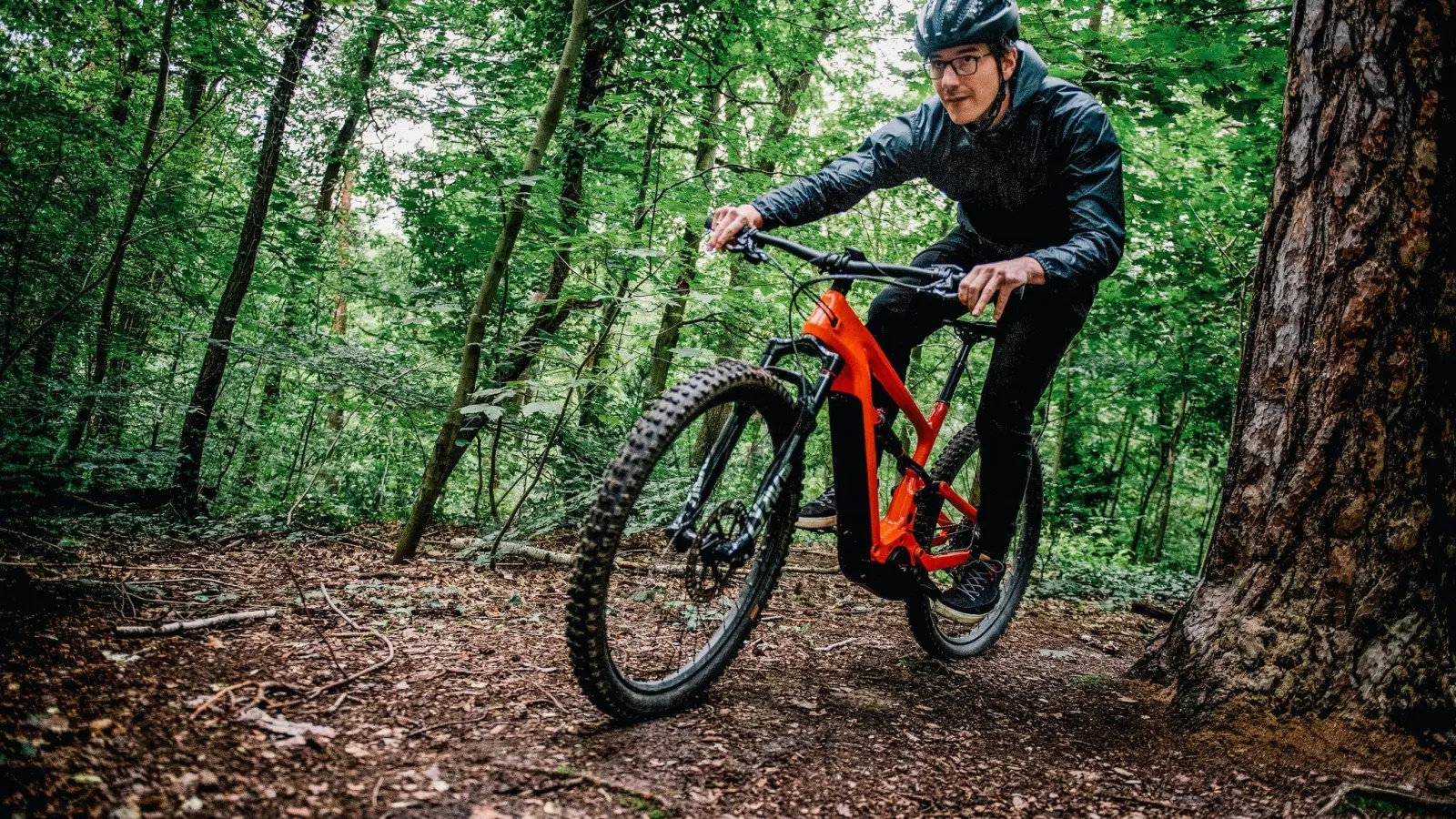 Nicht zu schroff am Hebel ziehen: Beim Mountainbiken ist Bremsgefühl gefragt. (Foto: Zacharie Scheurer/dpa-tmn)