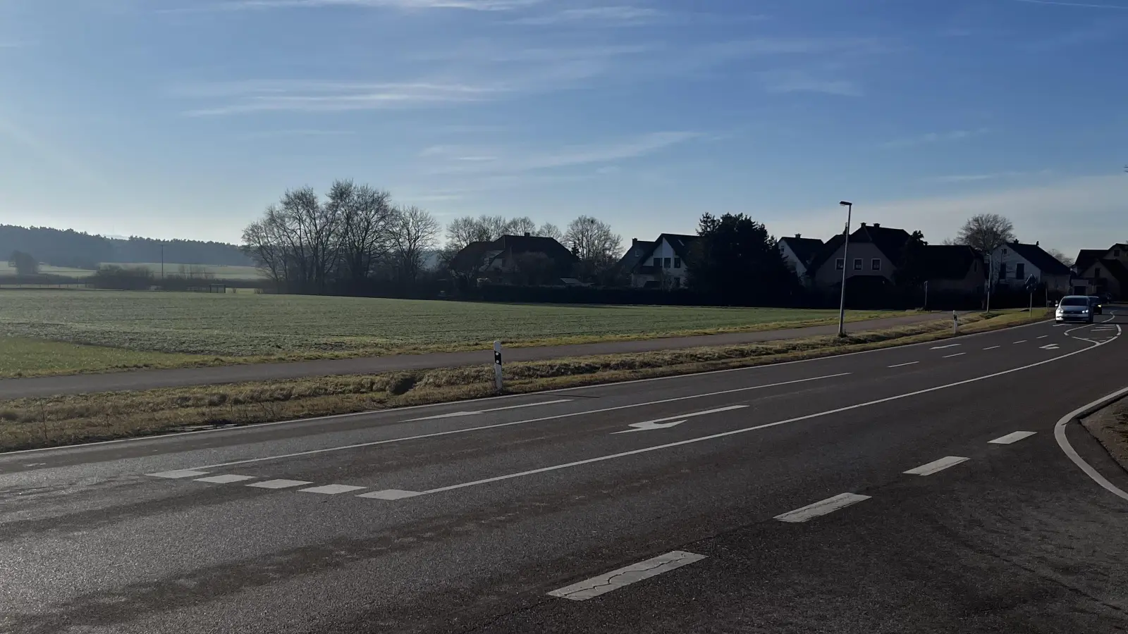 Auf der Fläche links der Straße am Ortsrand von Bechhofen soll ein Verbrauchermarkt angesiedelt werden. (Foto: Johannes Flierl)