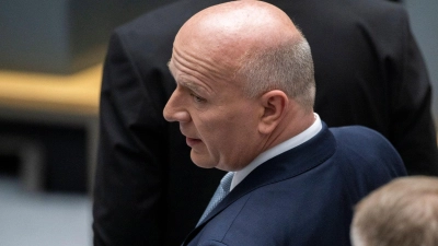 Kai Wegner (CDU), designierter Regierende Bürgermeister, steht beim zweiten Wahlgang zur Bürgermeisterwahl im Plenarsaal vom Berliner Abgeordnetenhaus. (Foto: Christophe Gateau/dpa)