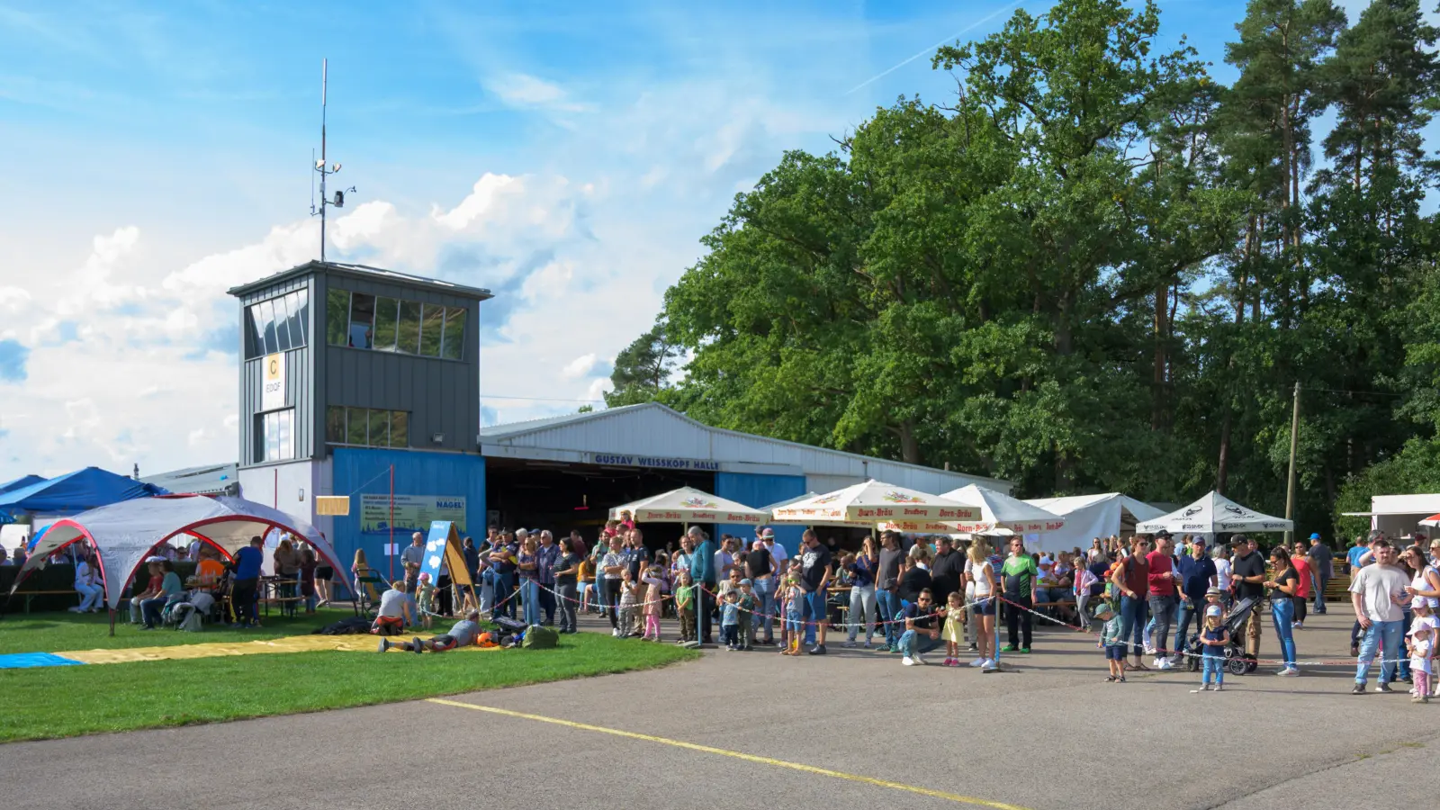 Voller Flugplatz: Das 75-jährige Jubiläum zieht viele Menschen an.  (Foto: René Chlopotowski)