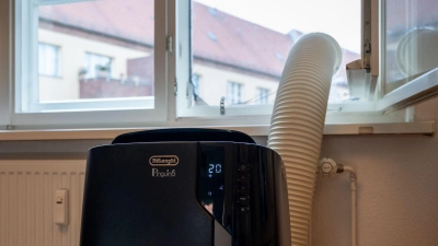 Achtung: Unterdruck! Der Abluftschlauch eines mobilen Klimageräts gehört durchs Fenster - am besten gut abgedichtet, etwa mit einer Acrylglasscheibe samt Loch für den Schlauch. (Foto: Nico Tapia/dpa-tmn)