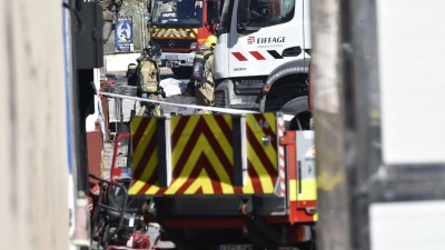 Feuerwehrleute arbeiten vor der Diskothek „Teatre“, in der ein Feuer ausgebrochen war. (Foto: Javi Carrión/EUROPA PRESS/dpa)