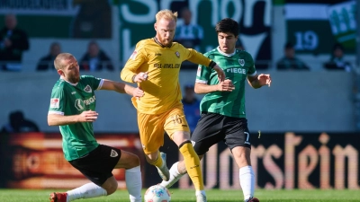Preußen Münster (grün) und Dynamo Dresden (gelb) lieferten sich einen offenen Schlagabtausch. (Foto: Bernd Thissen/dpa)
