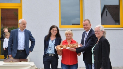 Mit dem essbaren Schlüssel (von links): Architekt Markus Kolb, die Kitaleiterinnen Carolin Werner und Anke Tagsold, Oberbürgermeister Thomas Deffner und Pfarrerin Dörte Knoch. (Foto: Jonas Volland)