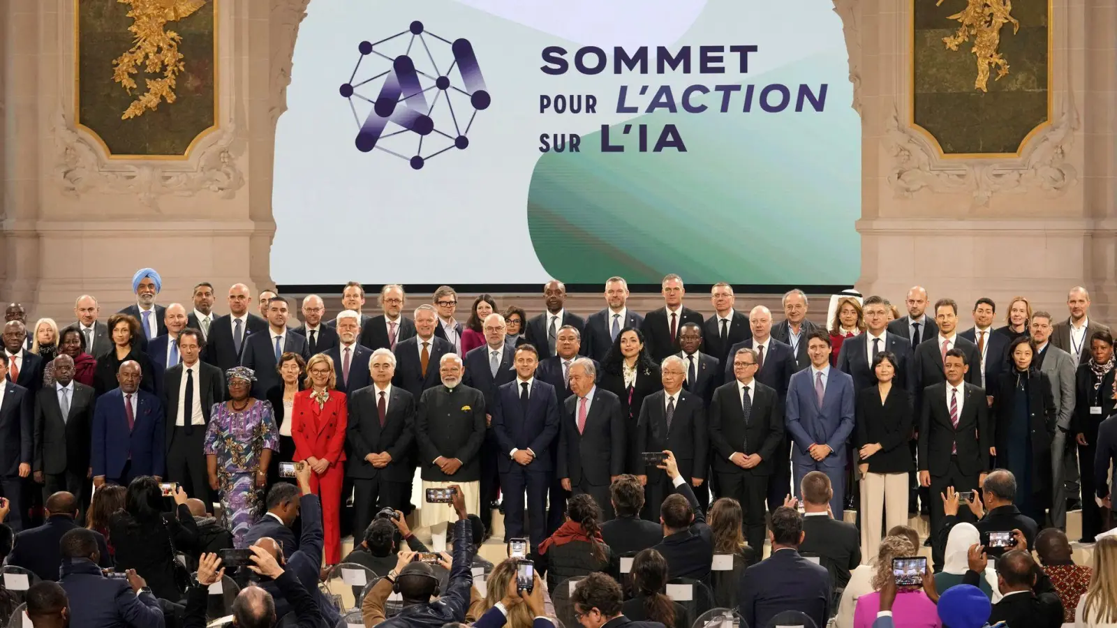 Rund 60 Staaten haben auf dem Pariser IA-Gipfel eine transparente und nachhaltige Nutzung von IA und eine internationale Reglementierung gefordert. (Foto: Michel Euler/AP/dpa)