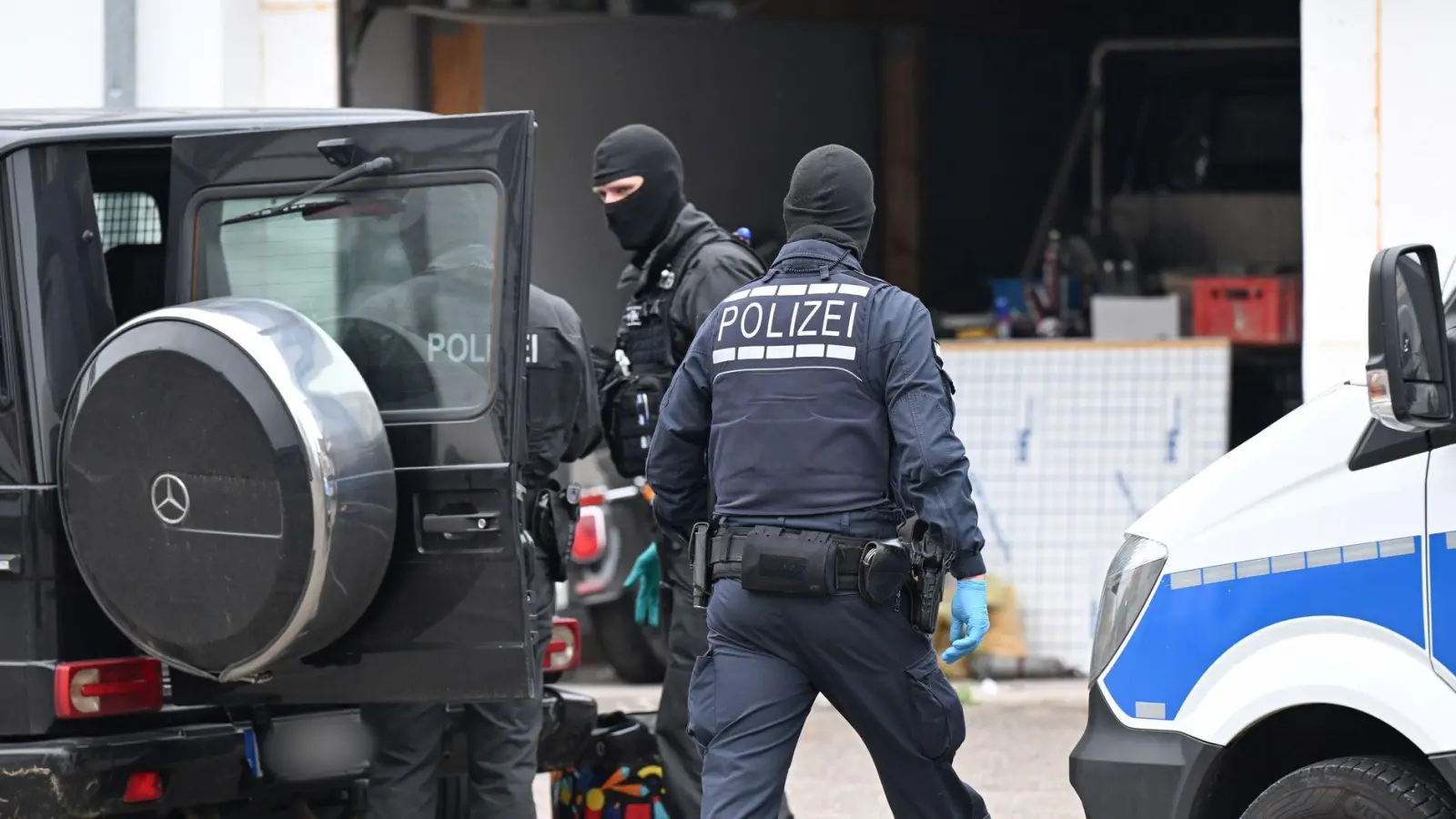 Auch in Weil der Stadt bei Stuttgart waren die Beamten im Einsatz.  (Foto: Bernd Weißbrod/dpa)
