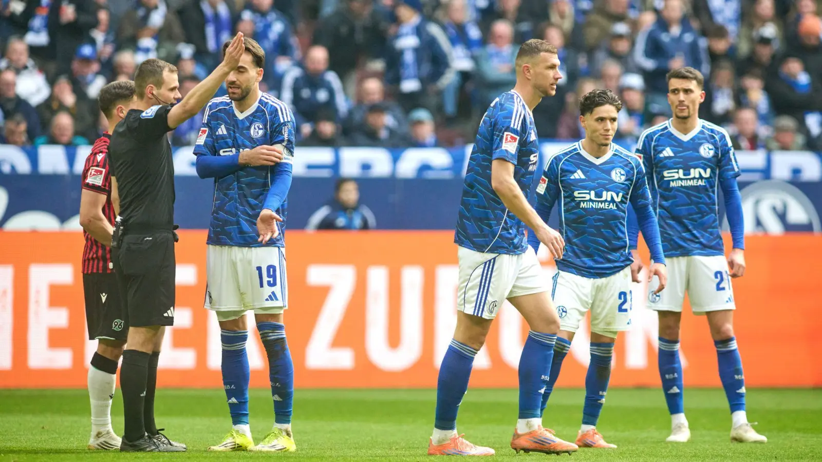 Die Rote Karte für Dzeko in der 52. Minute war für Schalke der Anfang vom Ende: Sie verspielten anschließend eine 2:0-Führung.  (Foto: Bernd Thissen/dpa)
