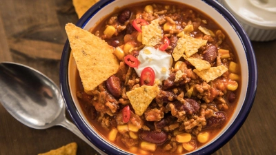 Peppt das Chili auf - die Dose Mais: Allerdings enthalten diese häufig Bisphenol-A, das als potenziell gesundheitsschädlich gilt. Mais im Glas ist hingegen frei von der Chemikalie. (Foto: Christin Klose/dpa-tmn)