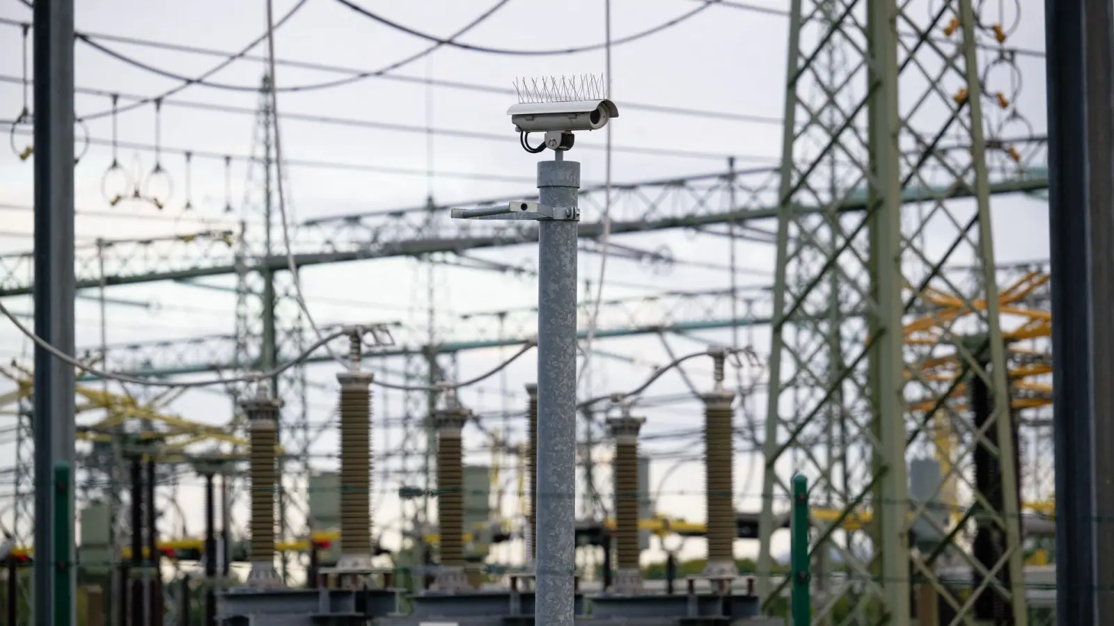 Netzbetreiber nutzen Überwachungskameras. Darüber, ob diese vermehrt zum Einsatz kommen sollten, diskutieren jetzt Politiker und Fachleute. (Symbolbild) (Foto: Henning Kaiser/dpa)