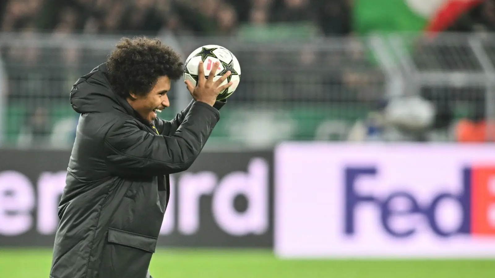 Der Lohn für eine Gala: Karim Adeyemi nahm den Ball nach seinem Dreierpack gegen Celtic Glasgow mit nach Hause. (Foto: Bernd Thissen/dpa)