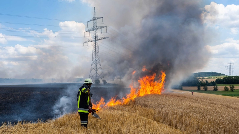 Wer einen Feldbrand sieht, sollte das Löschen den Feuerwehrkräften überlassen. Ist der Brand von weitem nicht zu erkennen, kann es dem Rettungsteam helfen, wenn es zum Feuer gelotst wird. (Archivbild: Jürgen Binder)