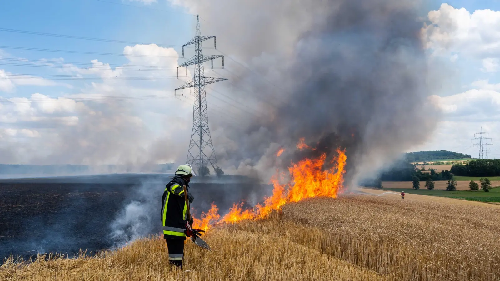 Wer einen Feldbrand sieht, sollte das Löschen den Feuerwehrkräften überlassen. Ist der Brand von weitem nicht zu erkennen, kann es dem Rettungsteam helfen, wenn es zum Feuer gelotst wird. (Archivbild: Jürgen Binder)
