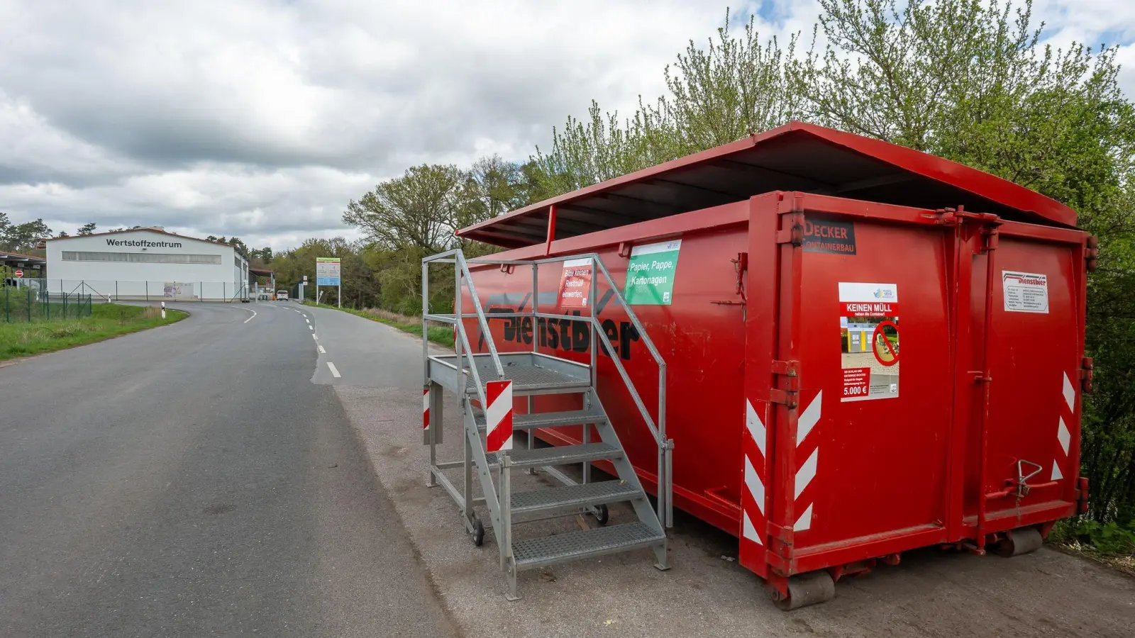 Beim Dettendorfer Wertstoffzentrum sollen die Warteschlangen bei der Anlieferung verkürzt werden. Eine erste erfolgreiche Maßnahme ist dieser Kartonagen-Container, der noch vor dem eigentlichen Eingangsbereich steht und laut Landrat Christian von Dobschütz gut angenommen wird.  (Foto: Mirko Fryska)